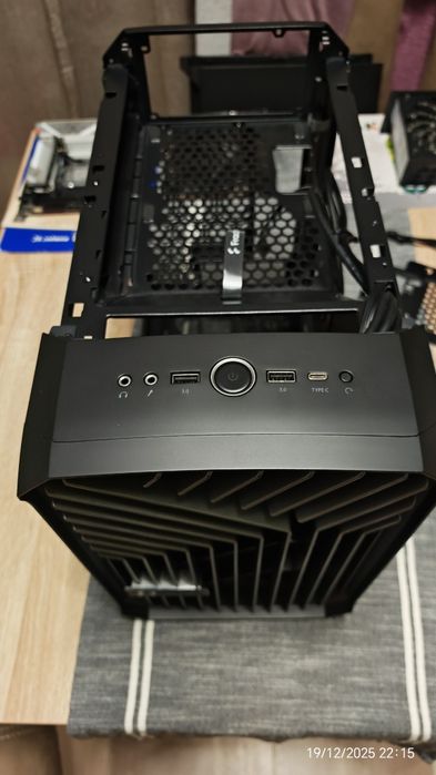mini ITX кутия Fractal Design Torrent Nano Black TG Dark Tint