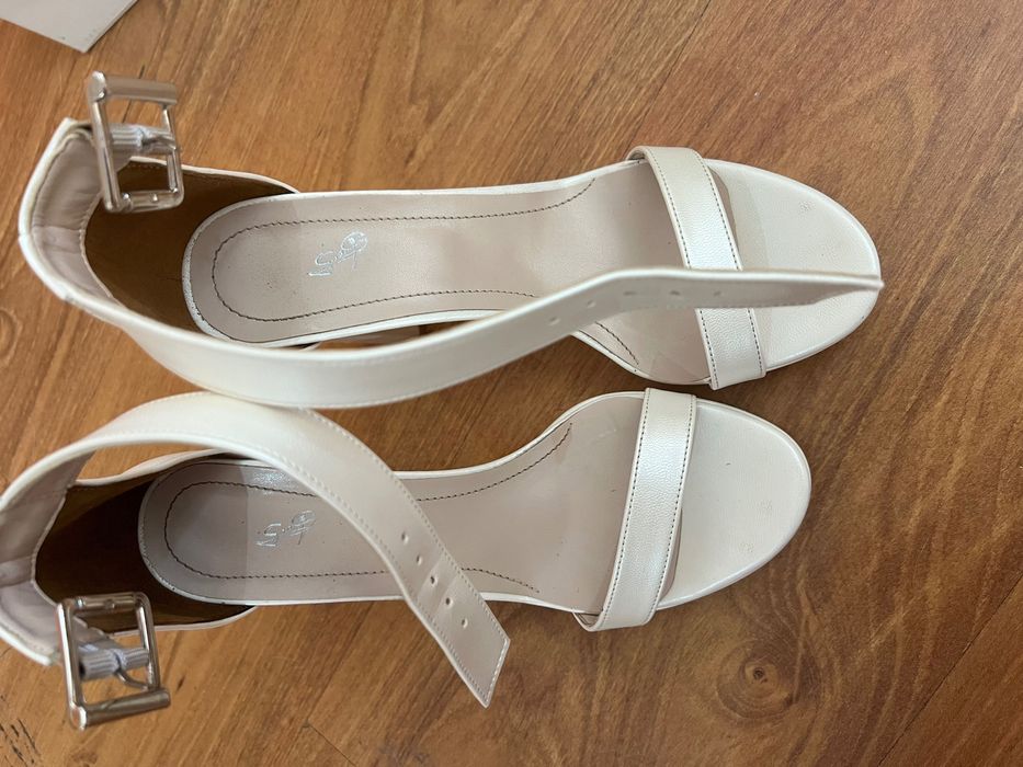 Високи перлени токчета