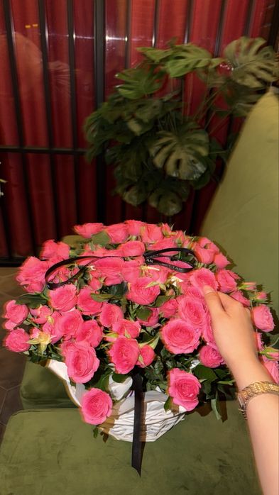 Продается корзина с кустовыми розами