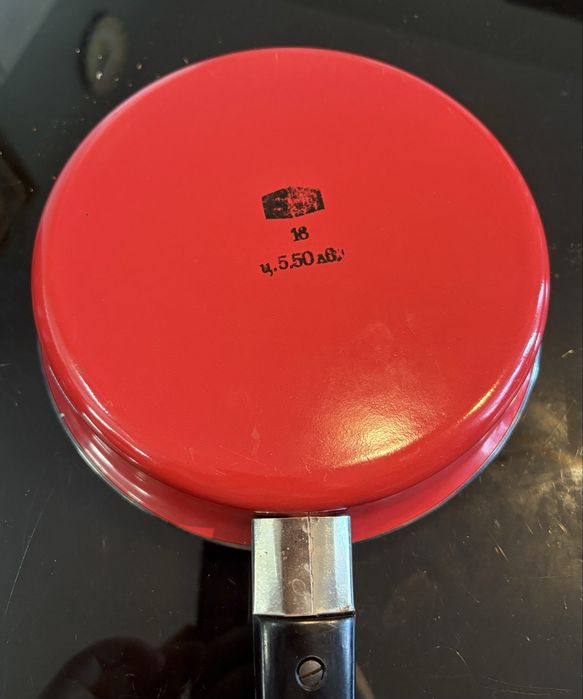 Соц едно времешен български емайлиран тиган