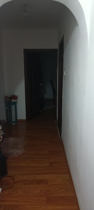 Închiriez apartament cu 2 camere