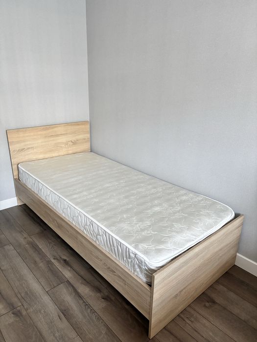 Кровать с матрасом