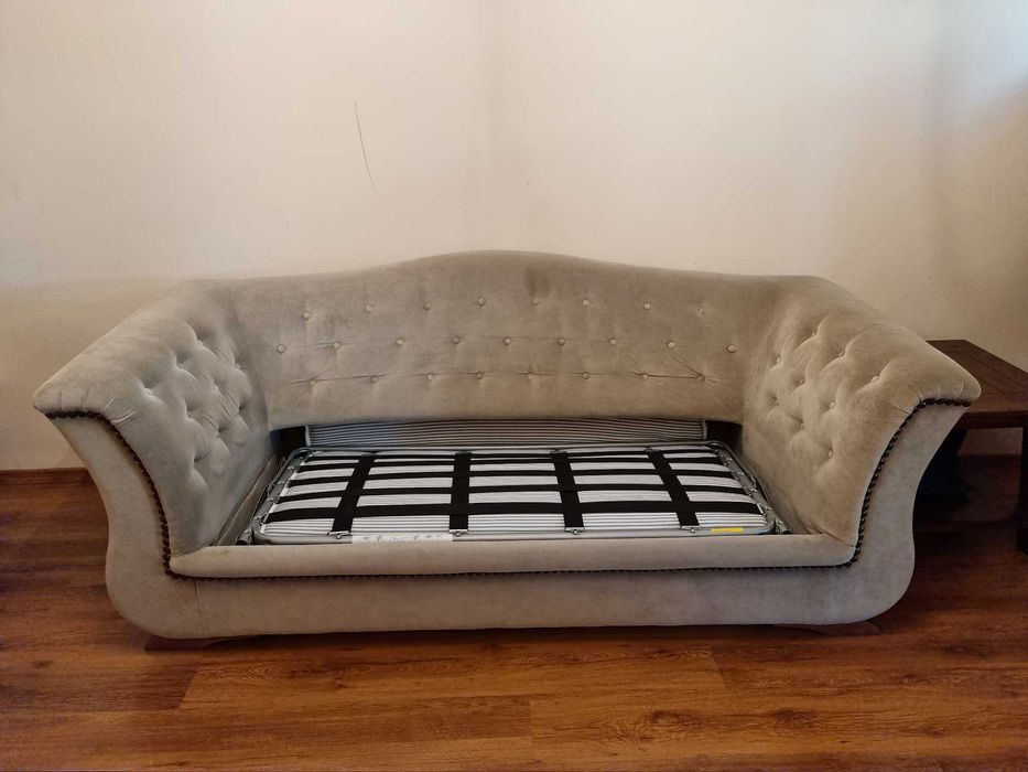 Vand canapea extensibila de 3 persoane.