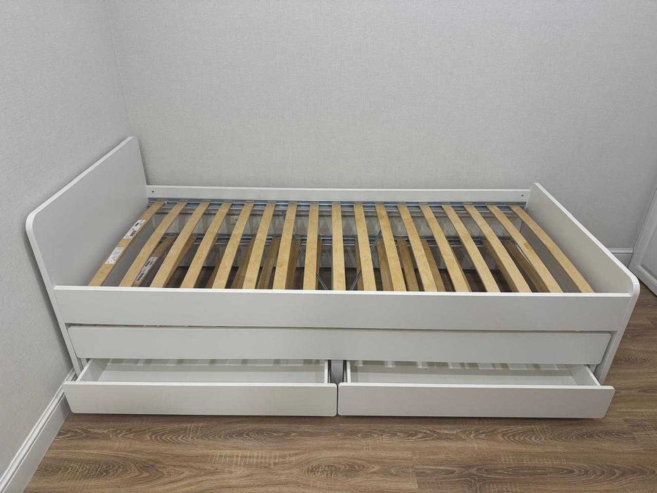 Кровать IKEA 2 места с 2 полками и стулья в предновом состоянии