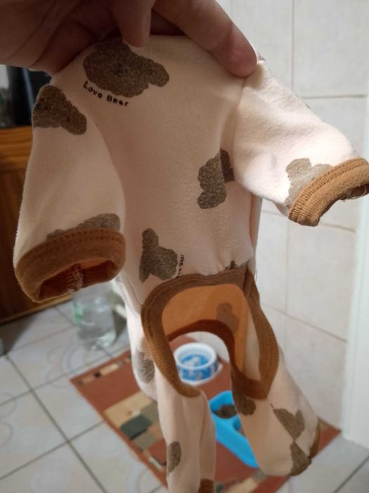 Vand hainute de catelusa talie mica marimea S tot ce se vede la 45 lei