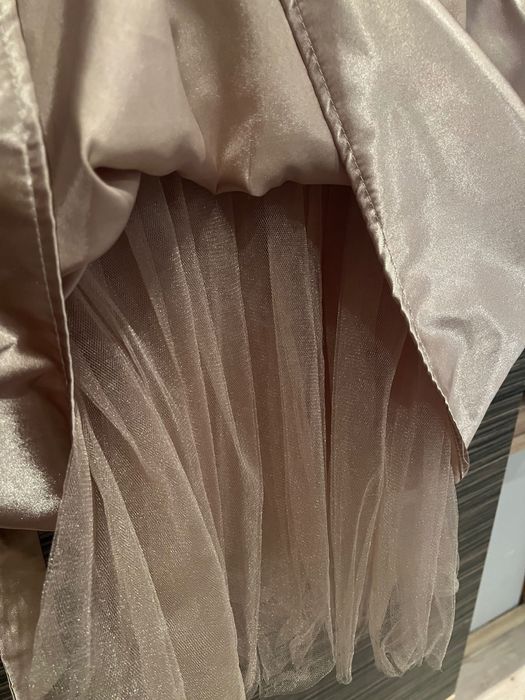 Официална рокля със златен сатен и тюл