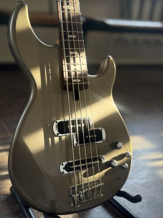 Yamaha bass gitara