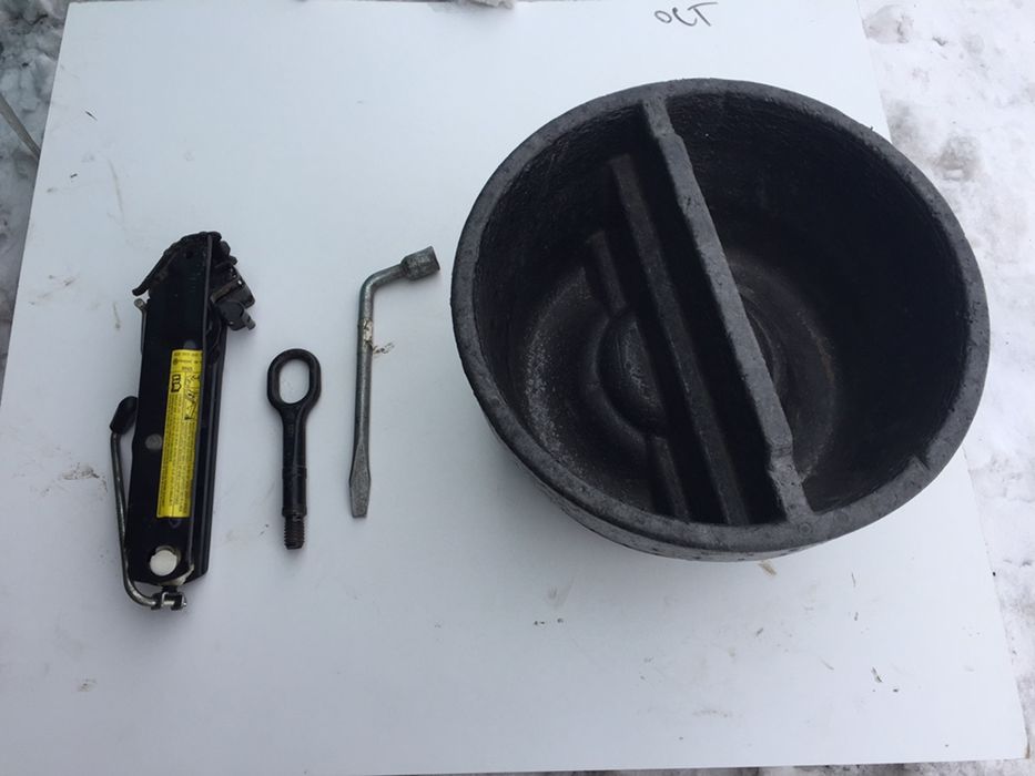 Органайзер запаски. Буксир крюк  Шкода.