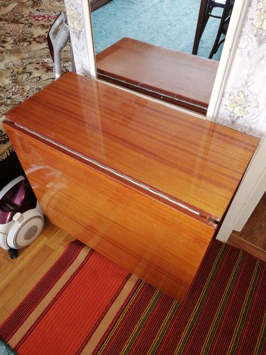 Стеклянный столик для телевизора