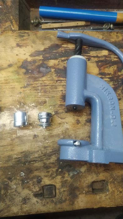 продавам преса за обличане на копчета