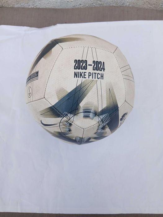 Футболна топка NIKE PITCH Premier League.