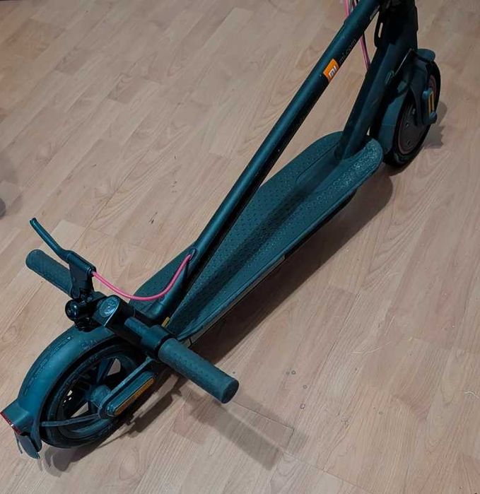 Trotinetă Electrică Xiaomi Scooter 4 – Stare Excelentă (Legală 25 km/h)