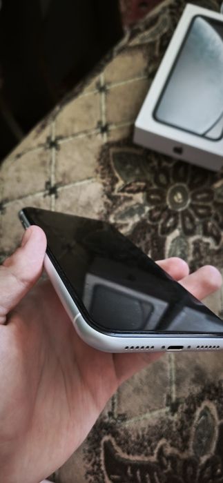 Продам iPhone XR 64  gb [белый]