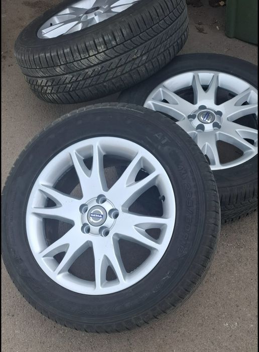 Продавам 4 броя перфектни 18 цолови лети джанти с чисто нови гими