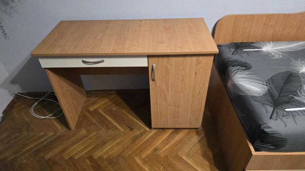 Продавам сандвич легло с ракла и бюро