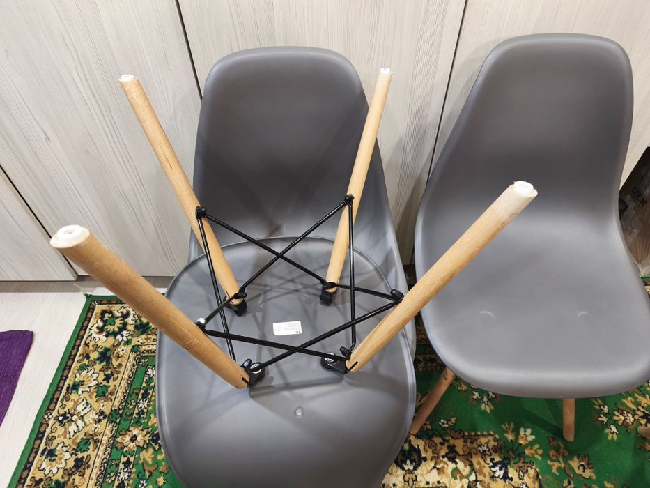 В продаже 4 стула для кухни.