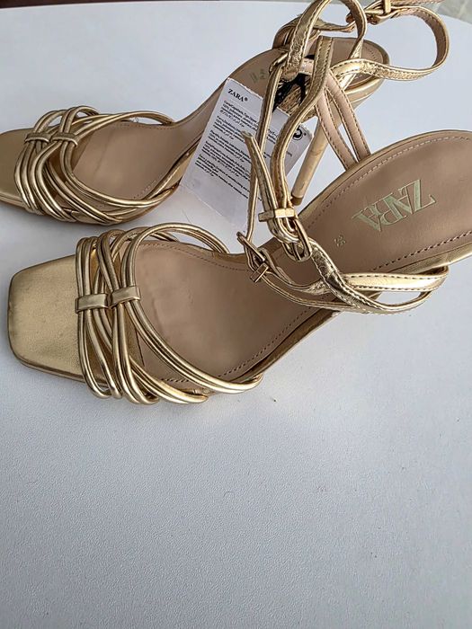ZARA златисти сандали на висок ток