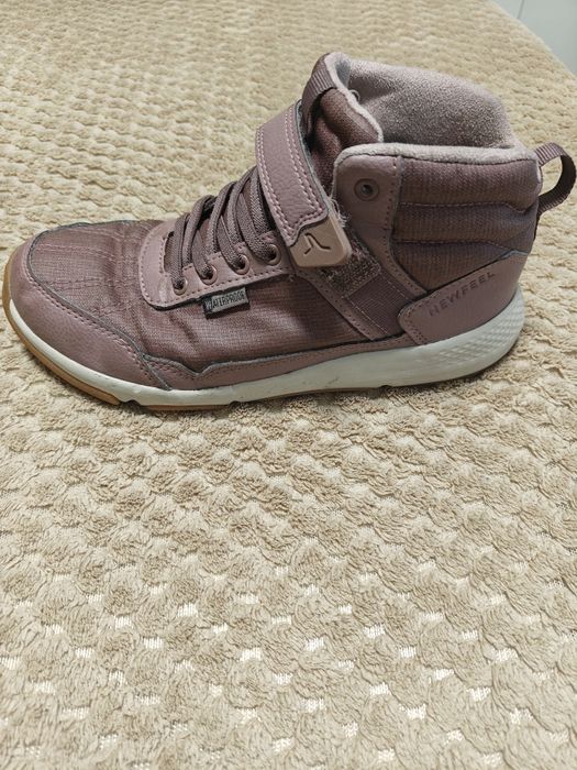 Vând incaltaminte fete, model Resist waterproof, impermeabila, Quechua