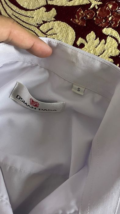 Классическая белая школьная рубашка