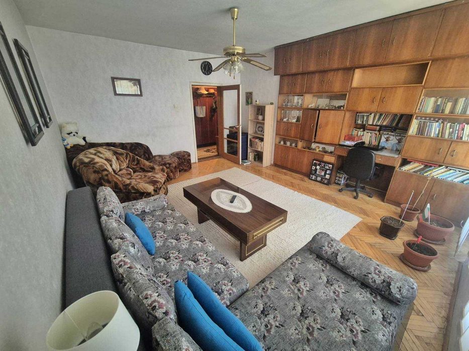 Апартамент в центъра на гр. Левски, с гараж .