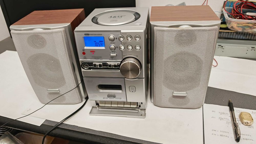 Sistem Audio Compact VICTRONIC CD Micro Tower – CD/MP3, Radio, Casetă, AUX – Incinte MDF Aspect Lemn