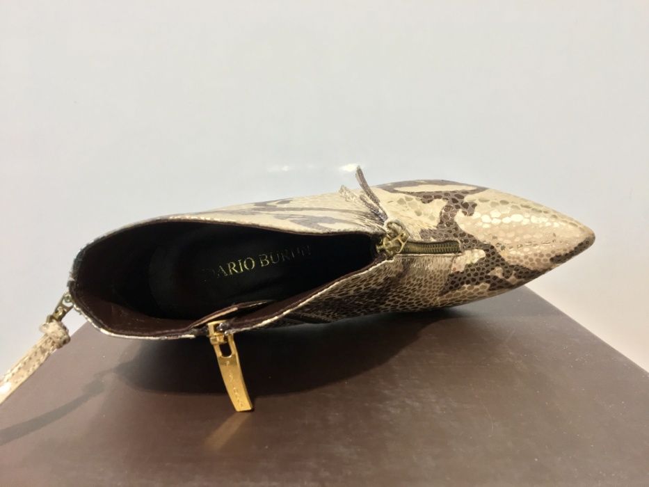 Стилни дамски боти в змийски златен принт