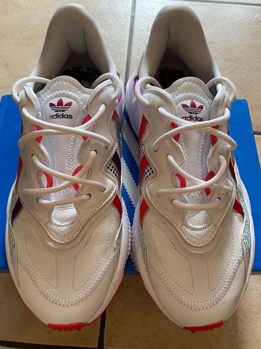 Продавам страхотни дамски маратонки Adidas Ozweego