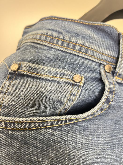 Уникален нов модел на Hugo Boss.Налична пълна серия размер от 32 до 40