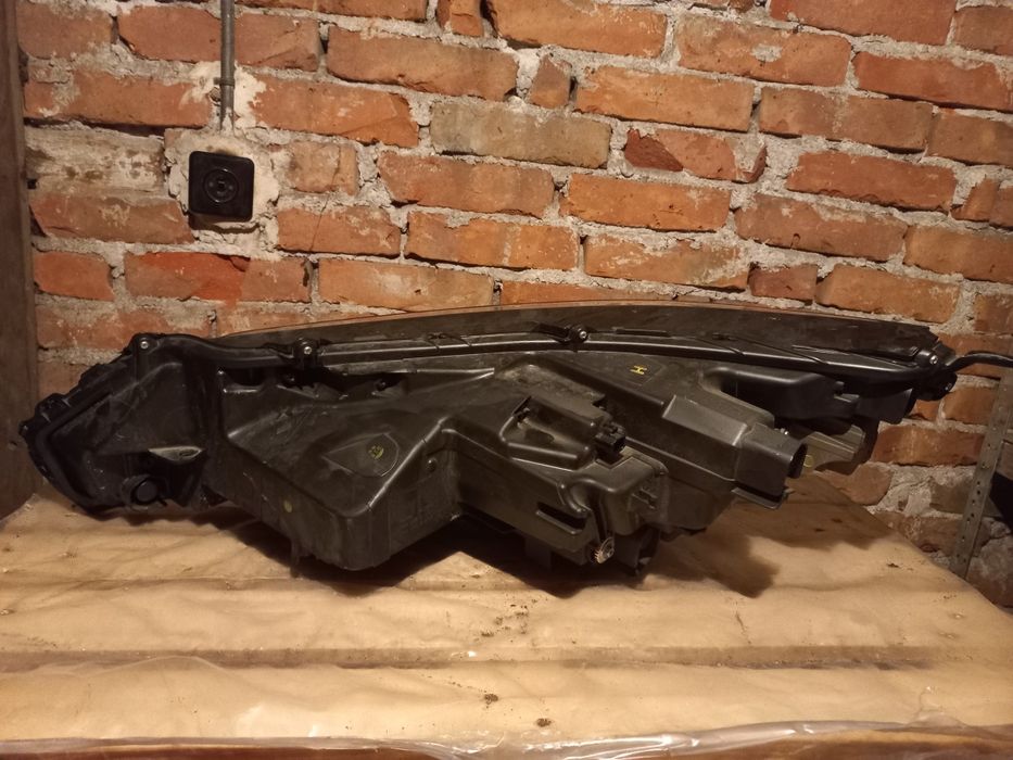 Десен фар за Лексус RX 2023