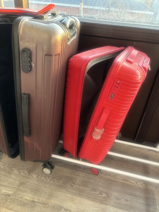 Чемоданы срочно продается большой и средний