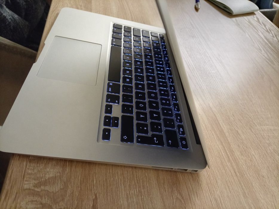 Macbook air 13 2017 holatlari yahshi zaryadchiklari qushib beriladi