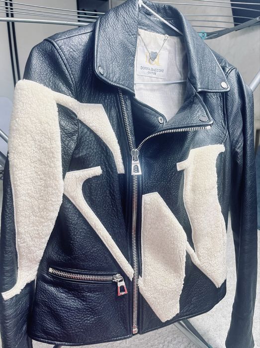 Черная кожаная куртка из натуральной кожи