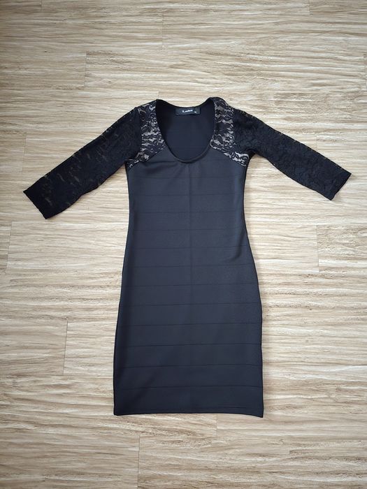 Rochie neagră pentru  eveniment