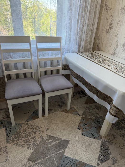 Кухонный стол и стулья