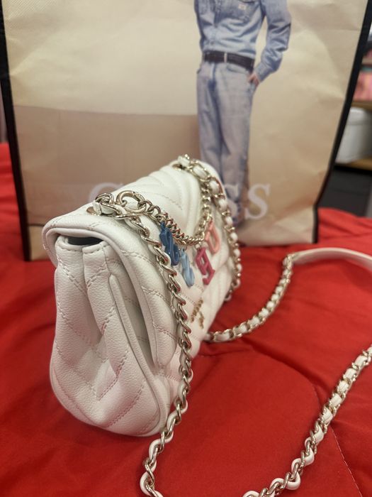 Дамска чанта GUESS