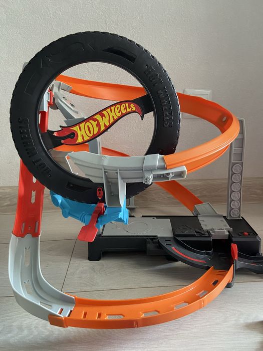 Несколько наборов HOT WHEELS