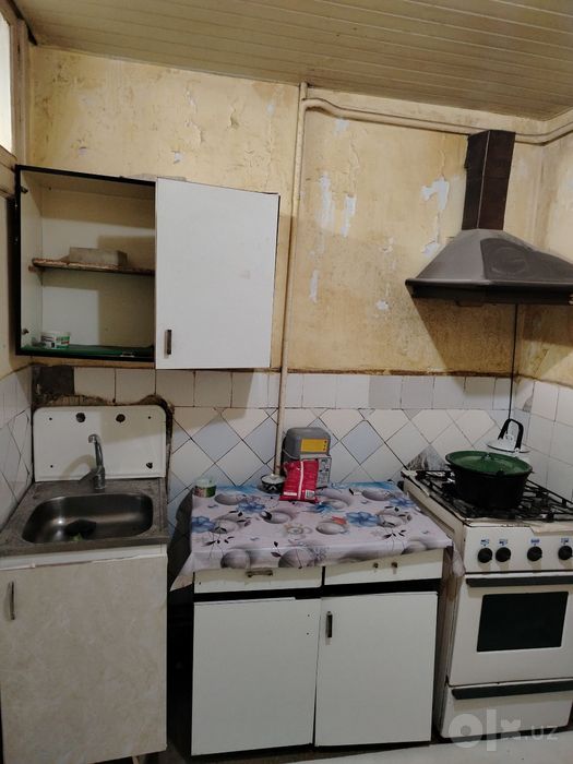 ПРОДАЕТСЯ Чирчик ш. 4 м/н кирпичный кубик дом 1/1/4 +2×6 балкон 46 м²