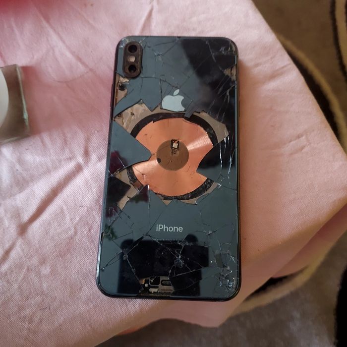 Vand iphone xs pentru piese