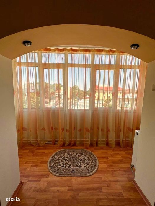 De vanzare apartament 3 camere și 2 balcoane, zona centrala Roman Voda