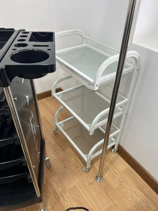 Продаётся аксессуары для женского салона красоты