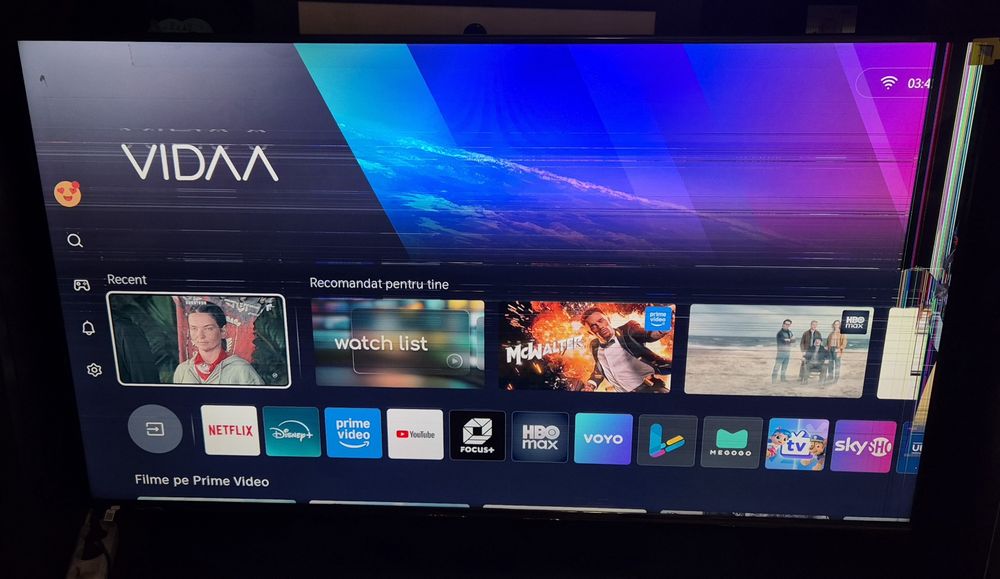 TV Hisense U7NQ 55" - display spart într-un colț- funcțional