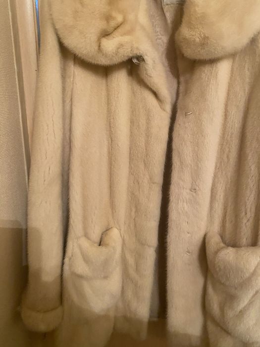 Продается норковая шуба, Италия, цвет молочный, ну оооочень теплая