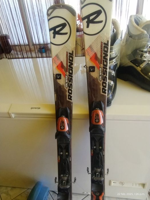 Vând schiuri și clapari