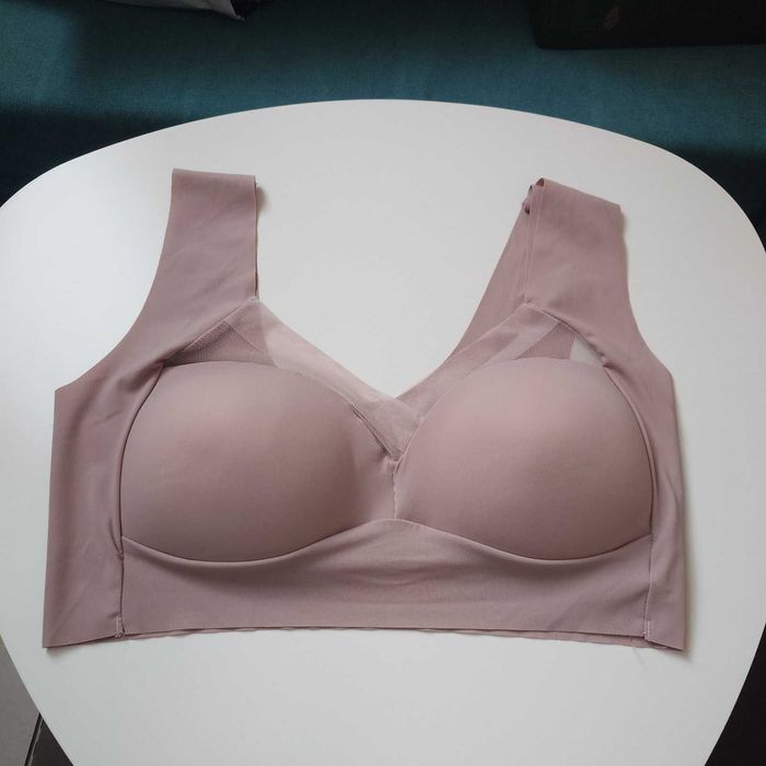 2бр. безшевни спортни сутиени