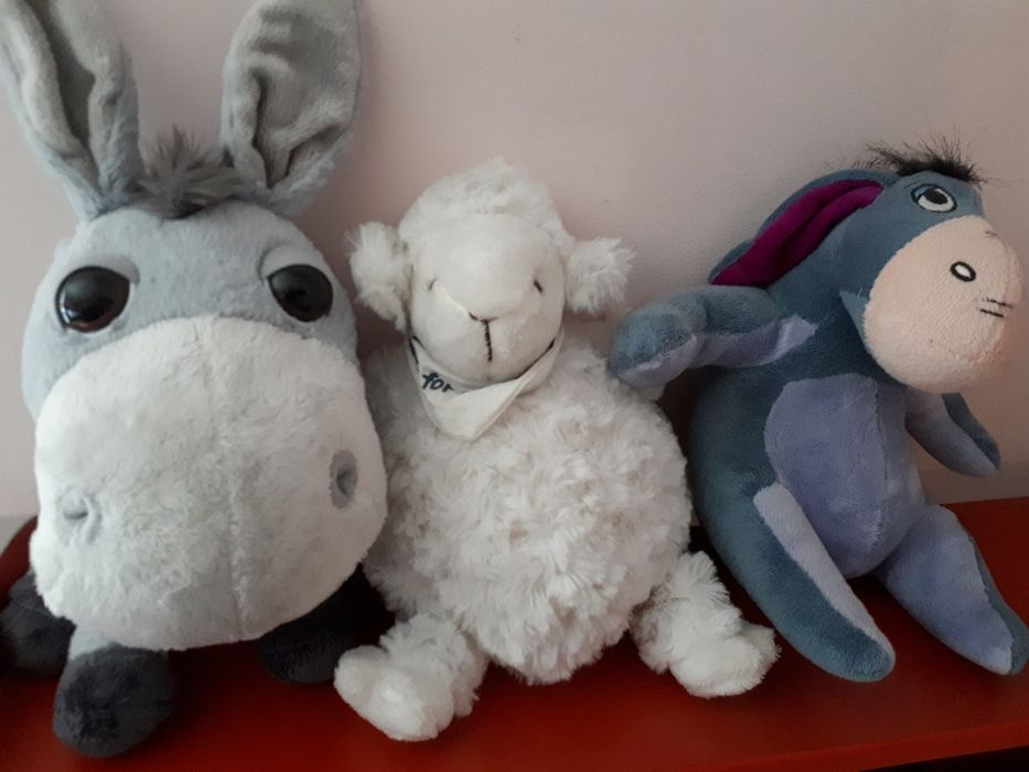 Много плюшки,някои са музикални