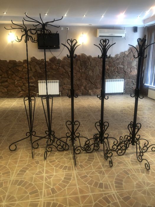 Очень добротные кованные вешалки