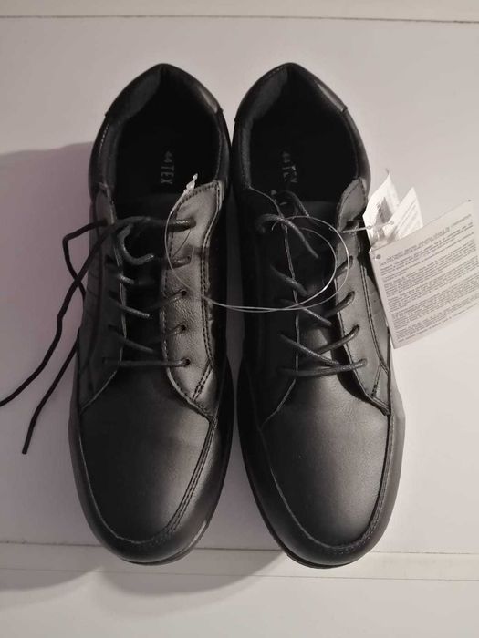 Pantofi noi cu eticheta