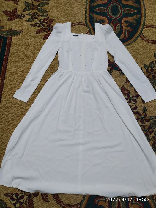 Нарядное белое платье