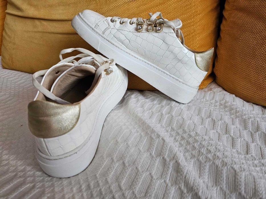 Италиански лачени кецове