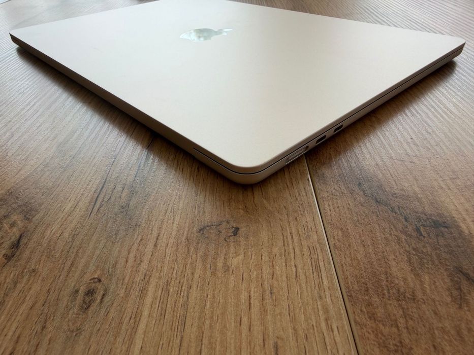 MacBook Air 15" M4 Chip 10-CPU, 10-GPU, 16GB RAM, 256SSD В ГАРАНЦИЯ 11.11.2026г.